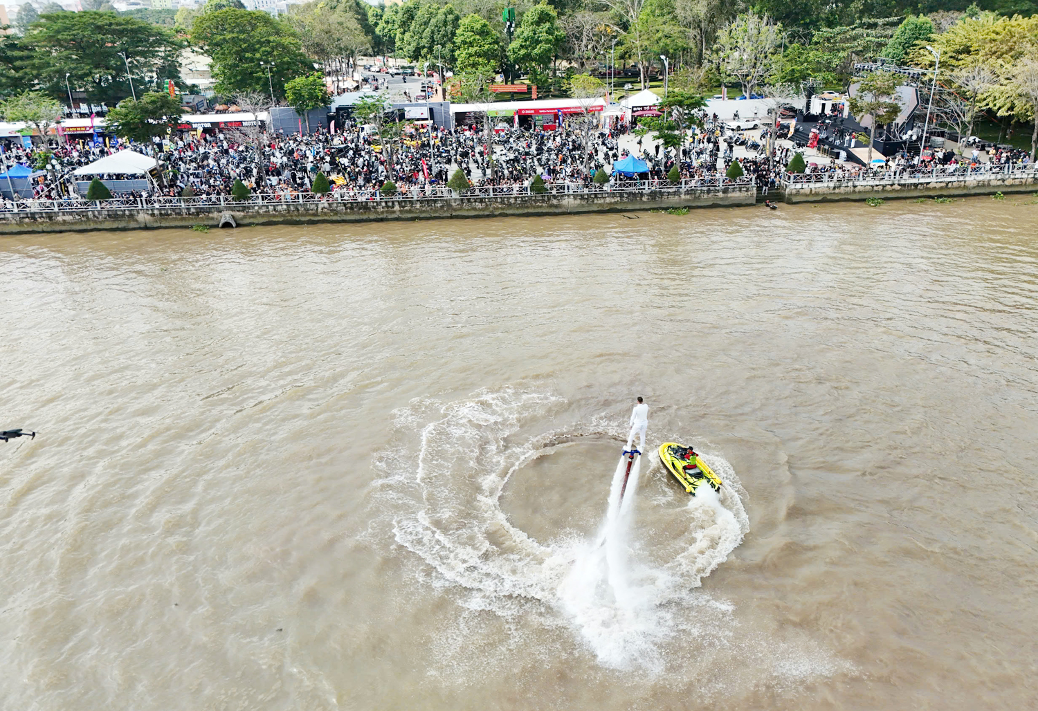 Hàng nghìn du khách xem tập luyện Flyboard ở Cần Thơ - 12