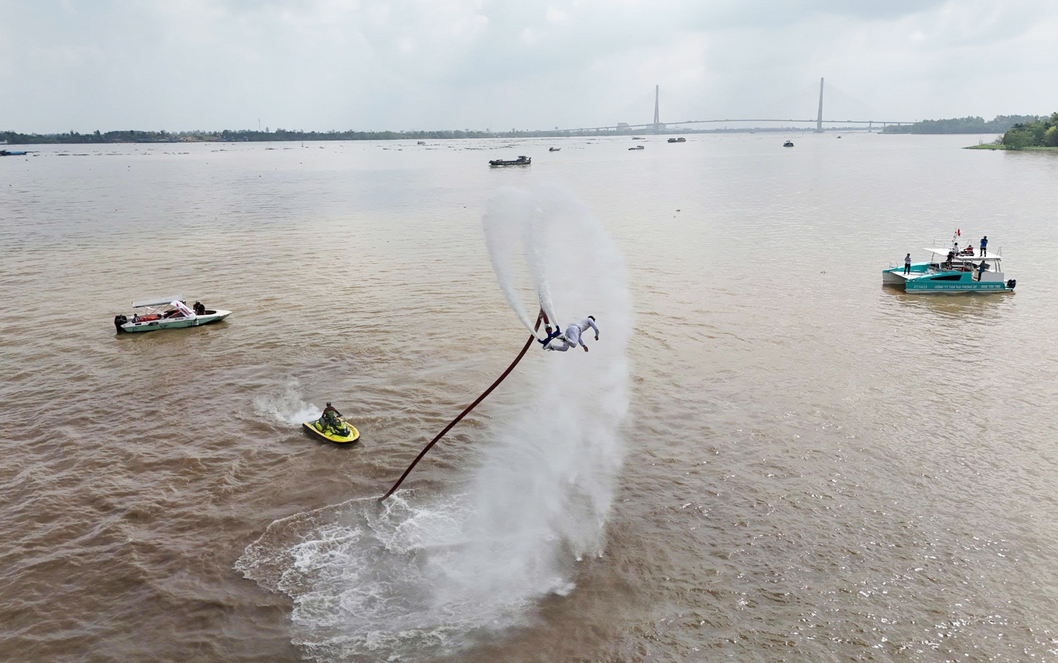 Hàng nghìn du khách xem tập luyện Flyboard ở Cần Thơ - 14