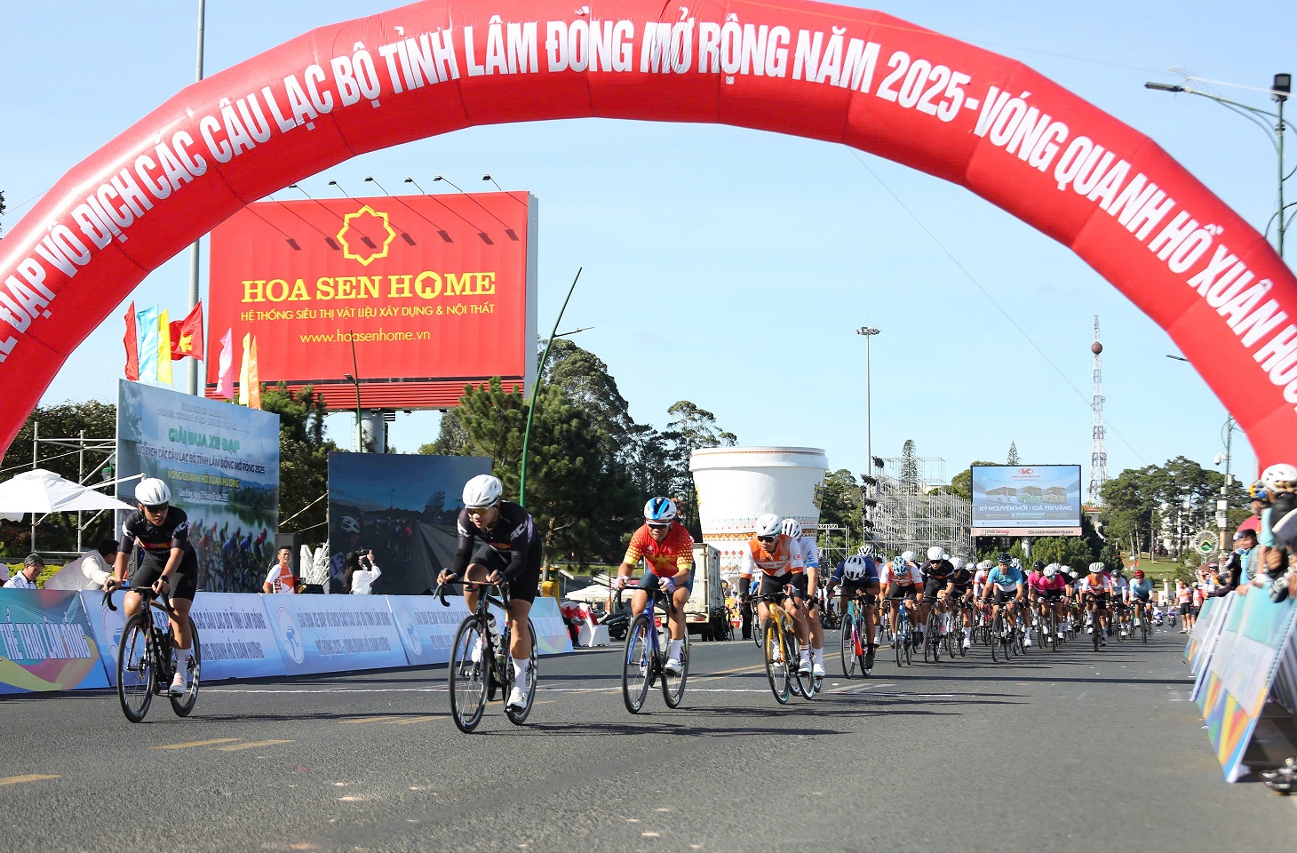 Đông đảo du khách xem giải đua xe đạp quanh hồ Xuân Hương Đà Lạt - 1