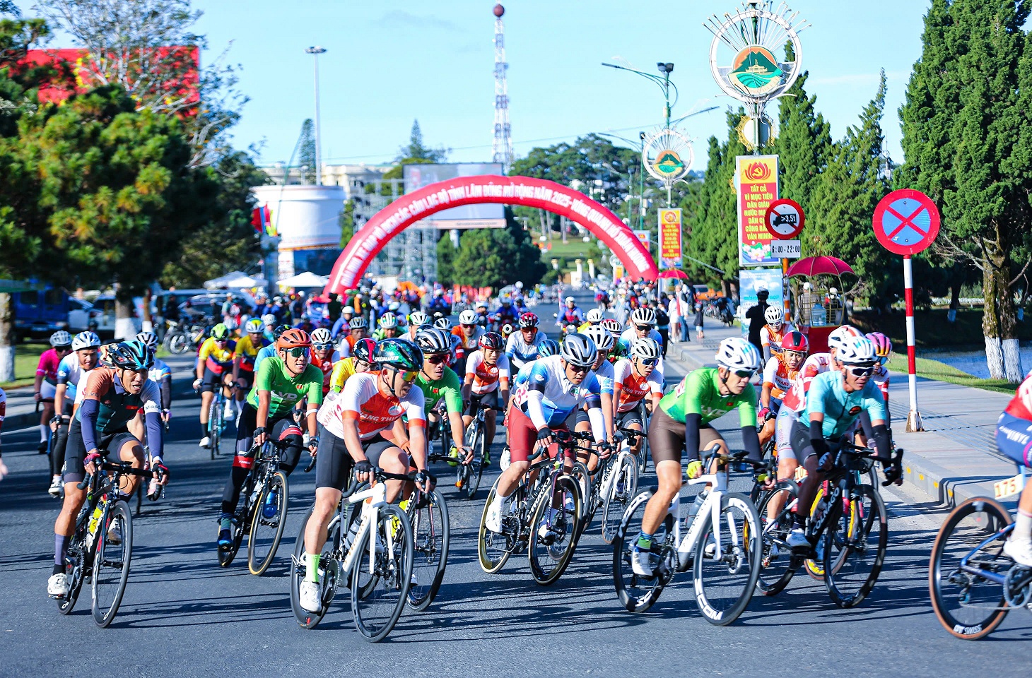 Đông đảo du khách xem giải đua xe đạp quanh hồ Xuân Hương Đà Lạt - 2