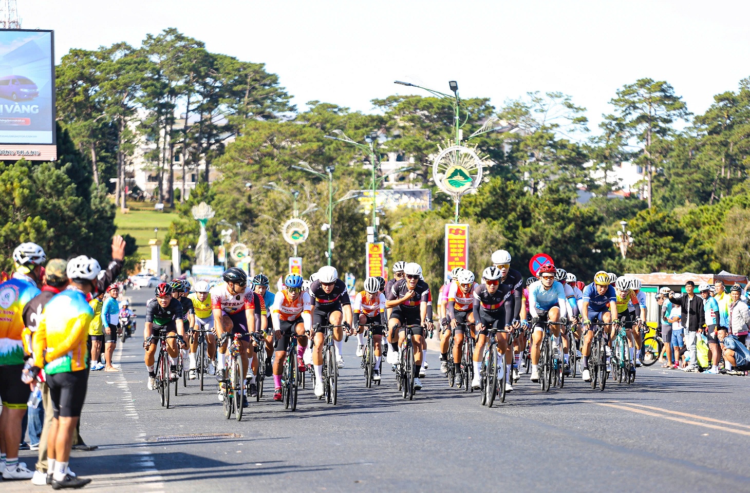 Đông đảo du khách xem giải đua xe đạp quanh hồ Xuân Hương Đà Lạt - 3