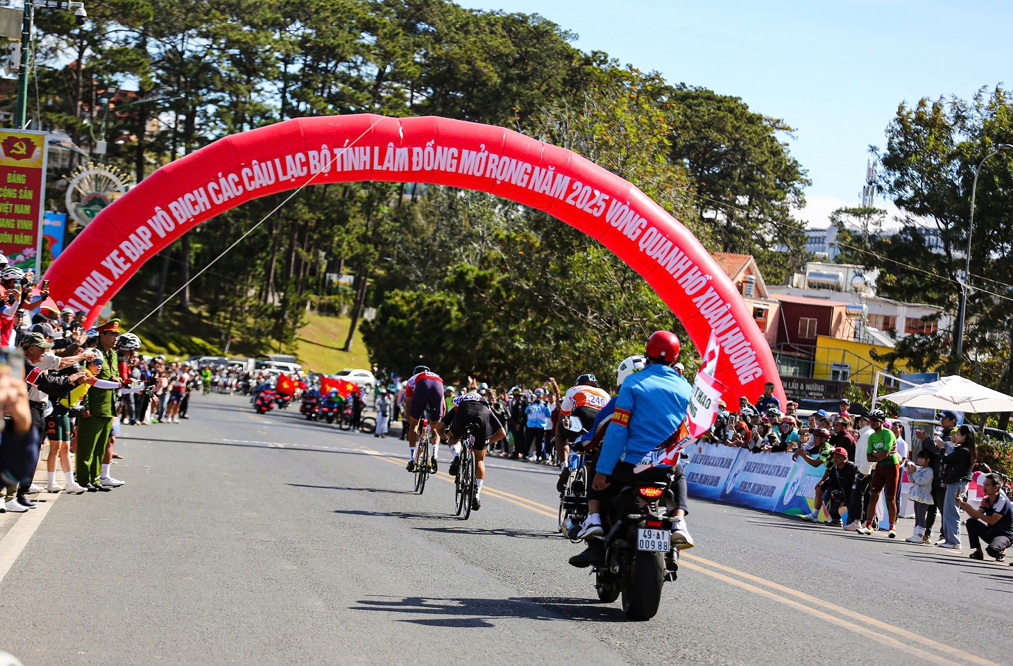 Đông đảo du khách xem giải đua xe đạp quanh hồ Xuân Hương Đà Lạt - 4