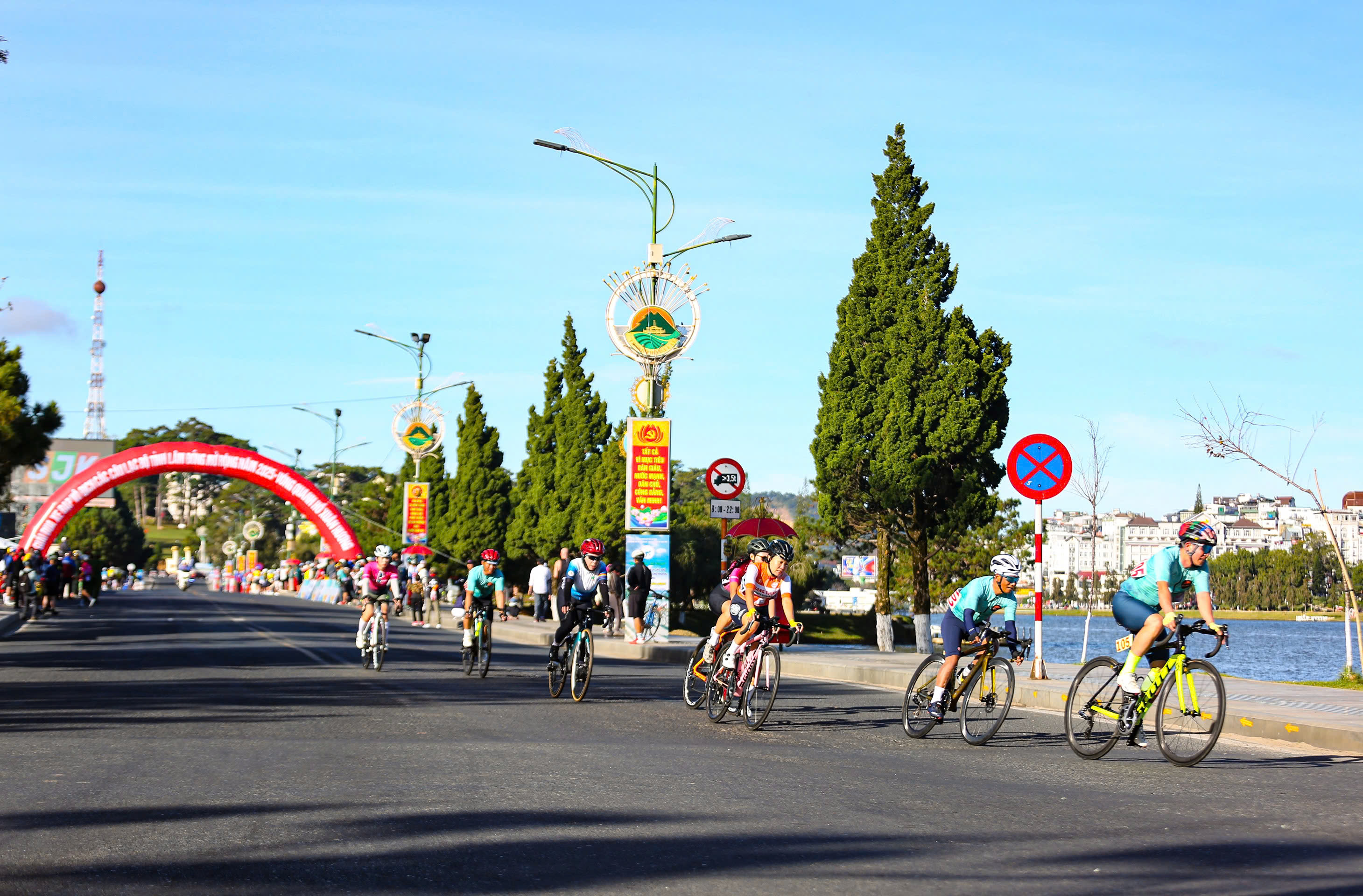 Đông đảo du khách xem giải đua xe đạp quanh hồ Xuân Hương Đà Lạt - 5