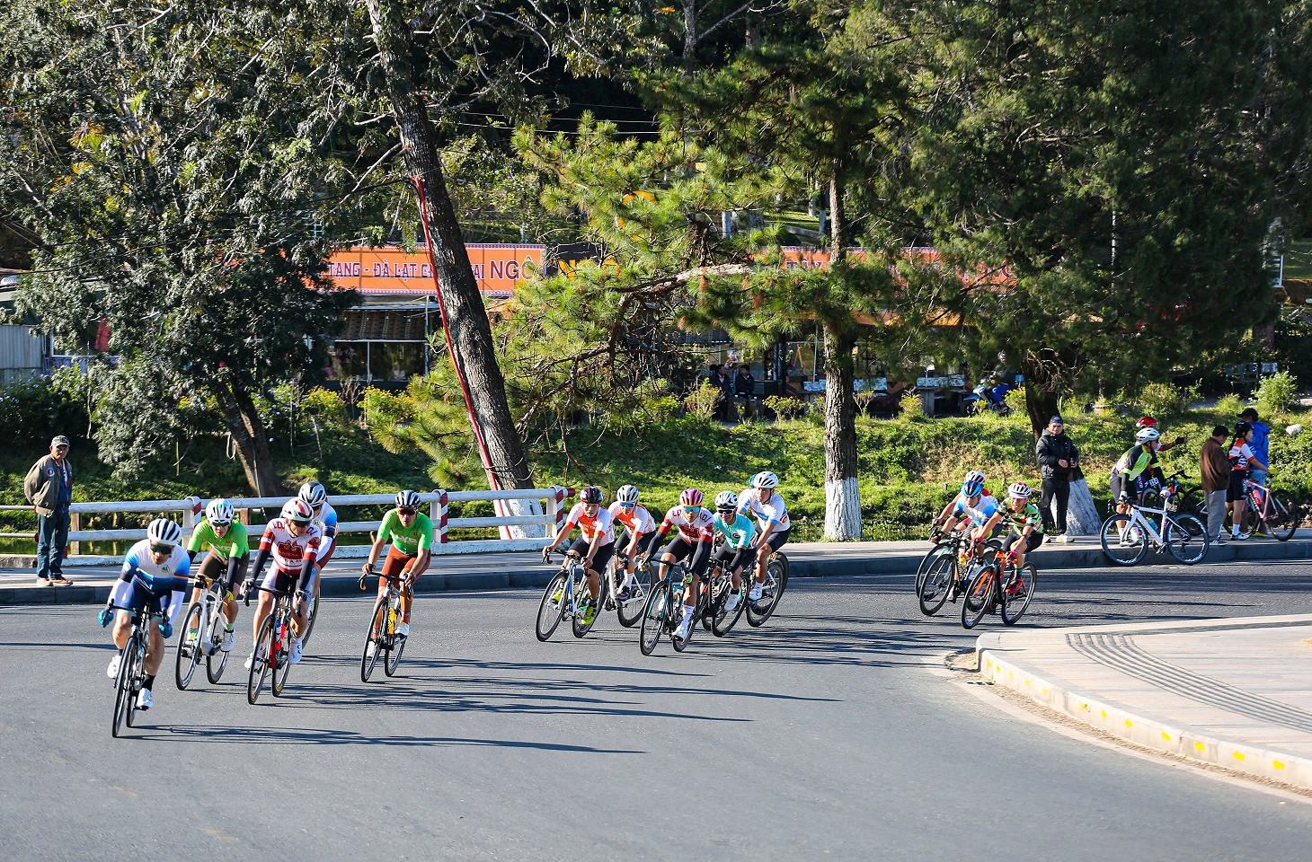 Đông đảo du khách xem giải đua xe đạp quanh hồ Xuân Hương Đà Lạt - 6