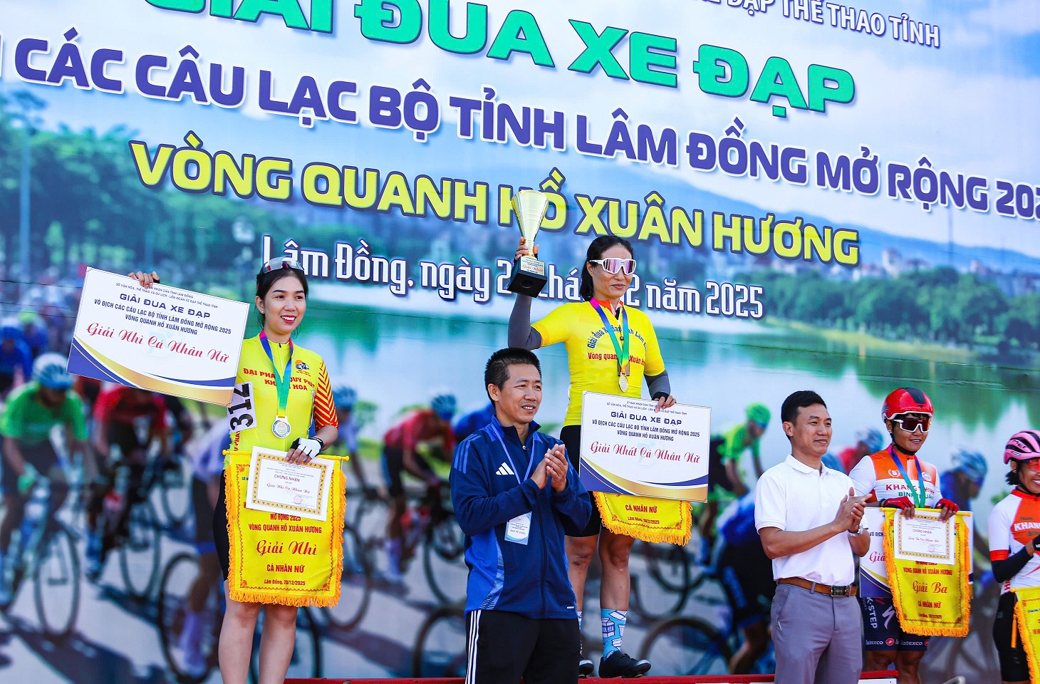 Đông đảo du khách xem giải đua xe đạp quanh hồ Xuân Hương Đà Lạt - 7