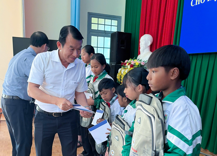 Công ty Thủy điện Đồng Nai trao học bổng cho các em học sinh khó khăn tại Lâm Đồng - 2