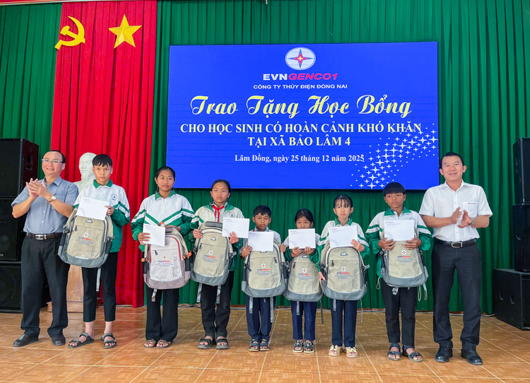 Công ty Thủy điện Đồng Nai trao học bổng cho các em học sinh khó khăn tại Lâm Đồng - 3