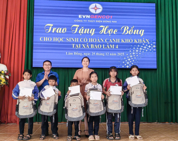 Công ty Thủy điện Đồng Nai trao học bổng cho các em học sinh khó khăn tại Lâm Đồng - 5