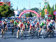 Đông đảo du khách xem giải đua xe đạp quanh hồ Xuân Hương Đà Lạt