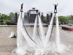  - Hàng nghìn du khách xem tập luyện Flyboard ở Cần Thơ