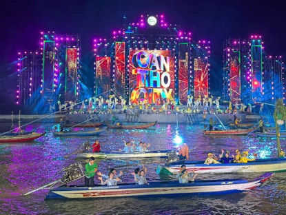 Sông nước Cần Thơ như bừng tỉnh, thức dậy trong sắc màu rực rỡ