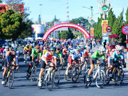  - Đông đảo du khách xem giải đua xe đạp quanh hồ Xuân Hương Đà Lạt