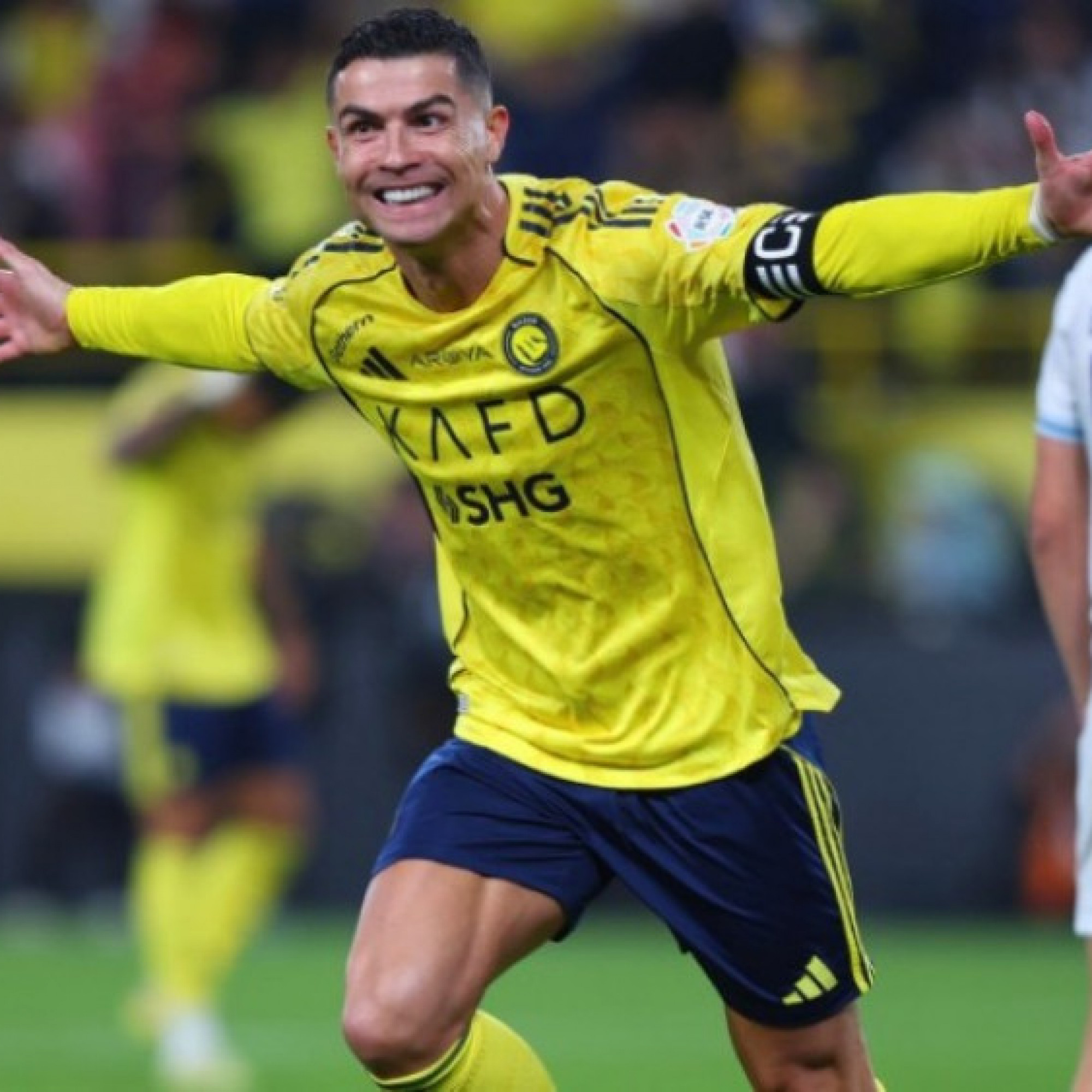  - "Máy săn bàn" Ronaldo cán mốc 1.300 trận: Lại lập cú đúp, 40 năm vẫn chạy tốt