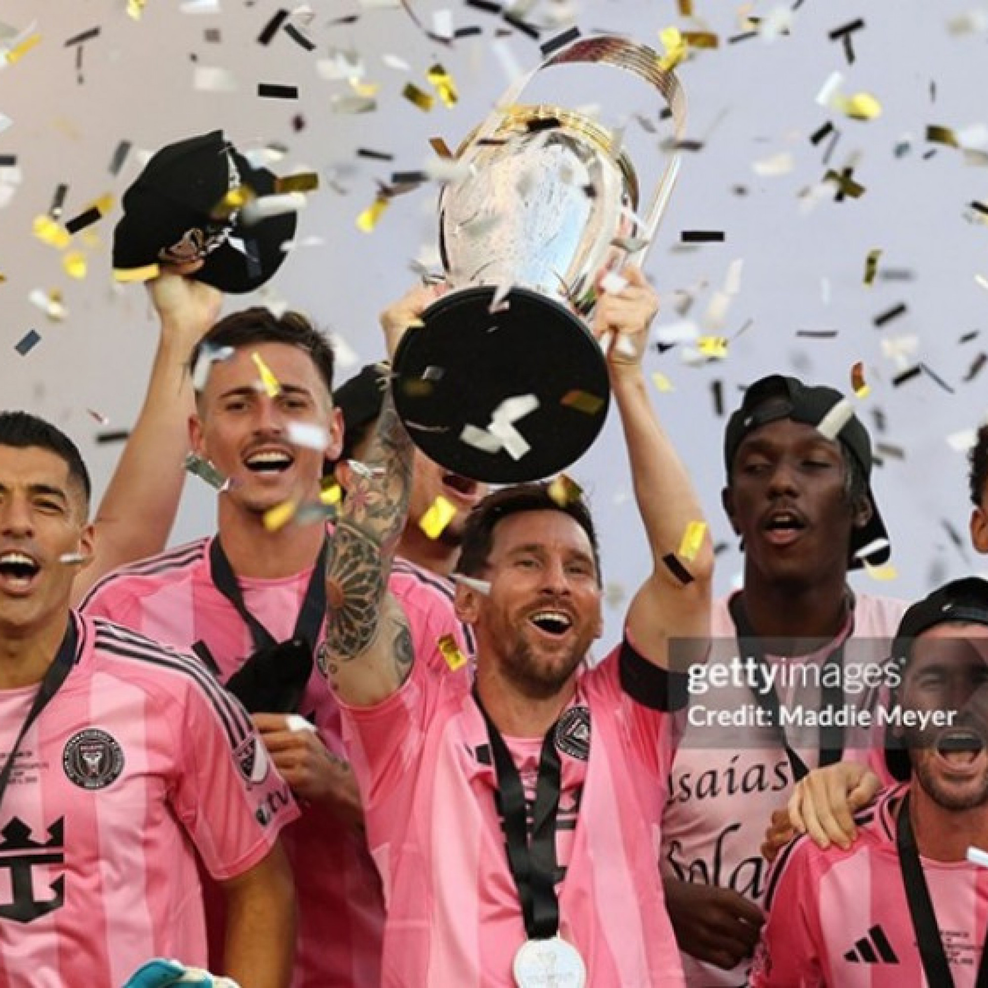  - Messi bội thu danh hiệu năm 2025: Huyền thoại sống viết tiếp chương mới rực rỡ