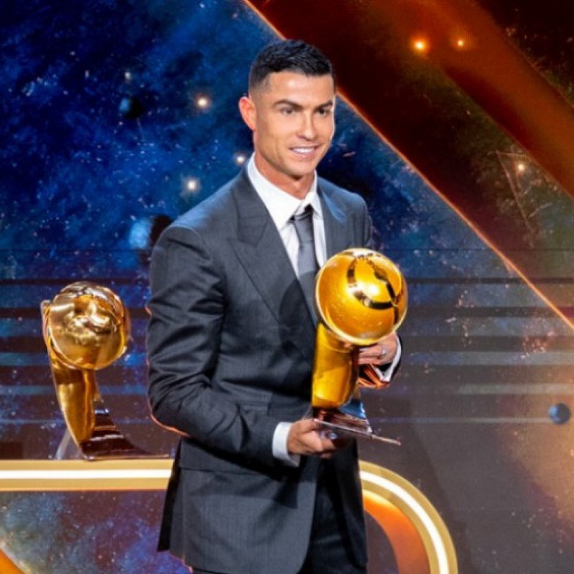  - Ronaldo bị chê nhận "giải tình thương", do người nhà cơ cấu ở trao giải QBV Dubai