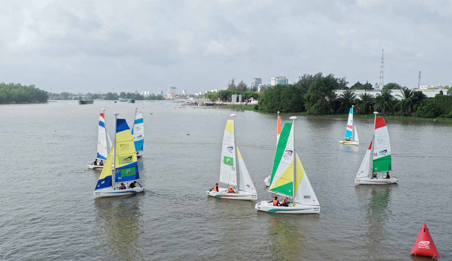 Du khách đổ đến Cần Thơ xem đua thuyền buồm trên sông Hậu - 1