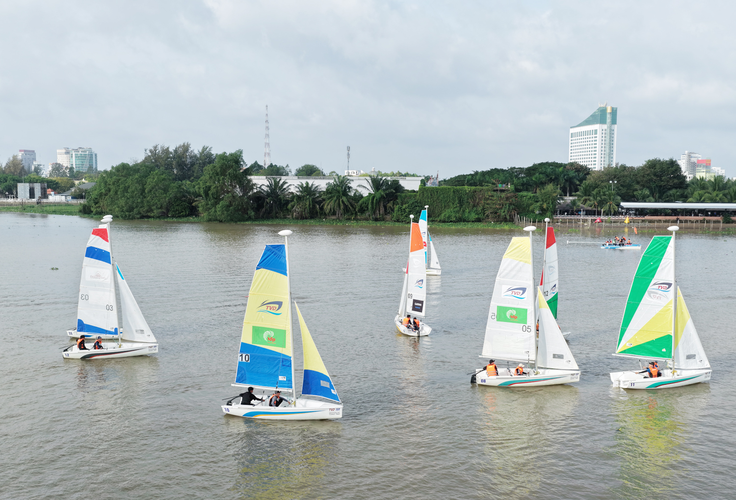 Du khách đổ đến Cần Thơ xem đua thuyền buồm trên sông Hậu - 2