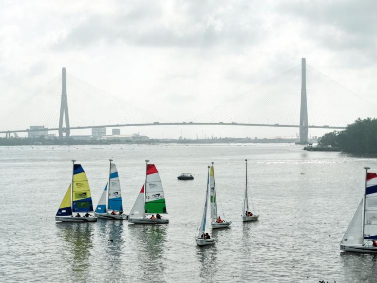 Du lịch biển - Du khách đổ đến Cần Thơ xem đua thuyền buồm trên sông Hậu