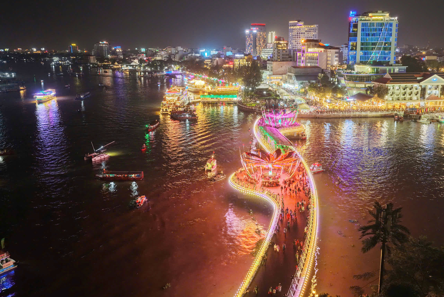 Du khách thưởng ngoạn ‘mạch nguồn’ nuôi dưỡng tâm hồn và cuộc sống của người dân miền Tây - 1