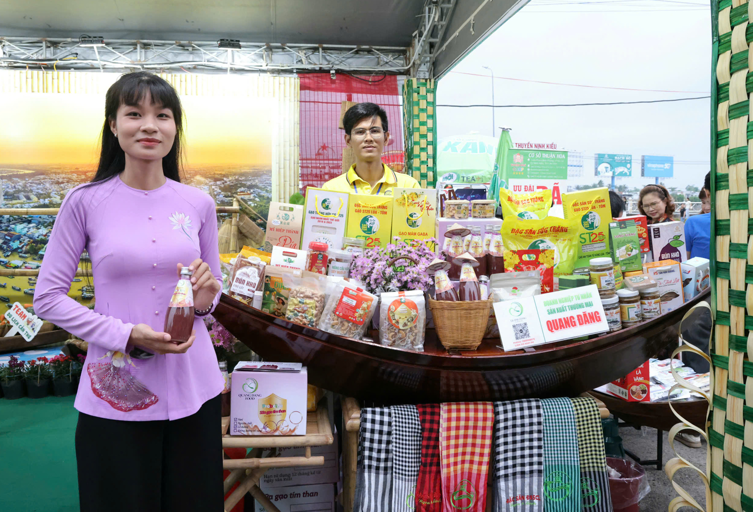 Du khách thưởng ngoạn ‘mạch nguồn’ nuôi dưỡng tâm hồn và cuộc sống của người dân miền Tây - 15