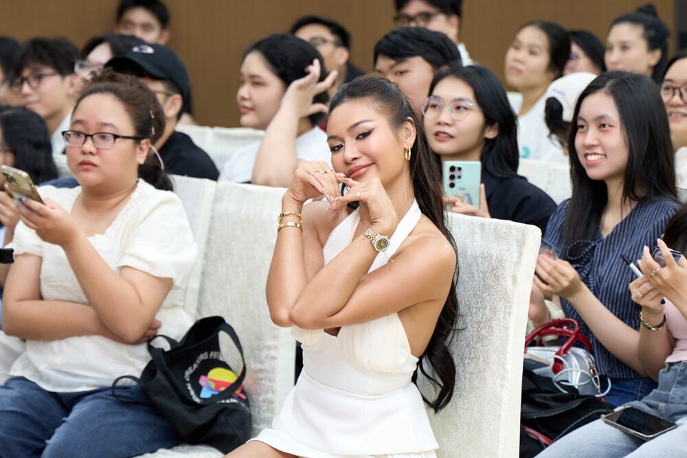 Top 2 Miss Cosmo 2024 bật khóc trước tình cảm của người hâm mộ - 3