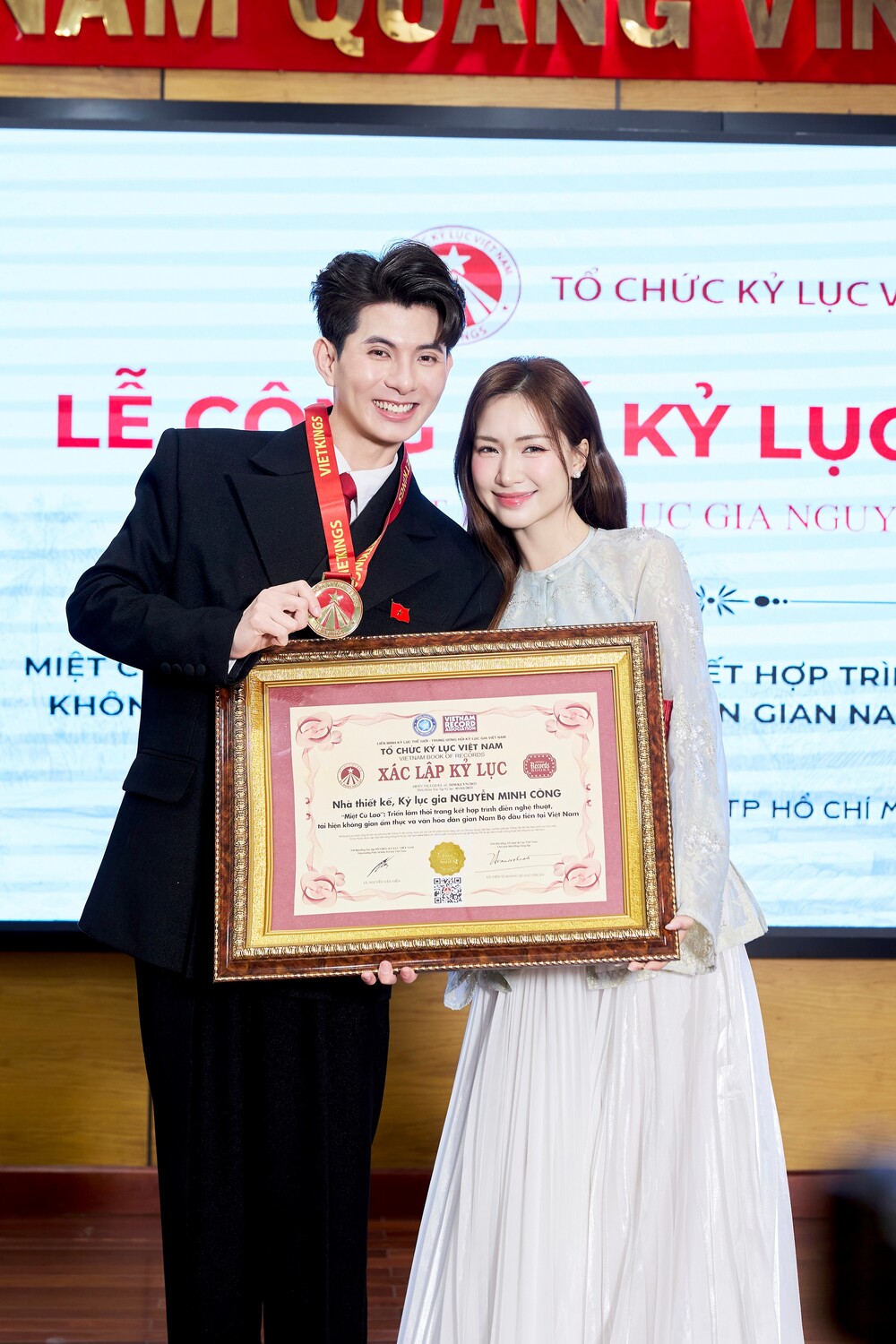 NTK Nguyễn Minh Công tạo nên kỳ tích chưa từng có với 2 lần nhận kỷ lục Việt Nam - 1