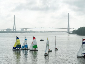  - Du khách đổ đến Cần Thơ xem đua thuyền buồm trên sông Hậu