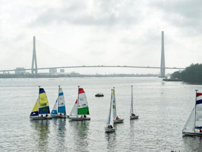 Du lịch biển - Du khách đổ đến Cần Thơ xem đua thuyền buồm trên sông Hậu