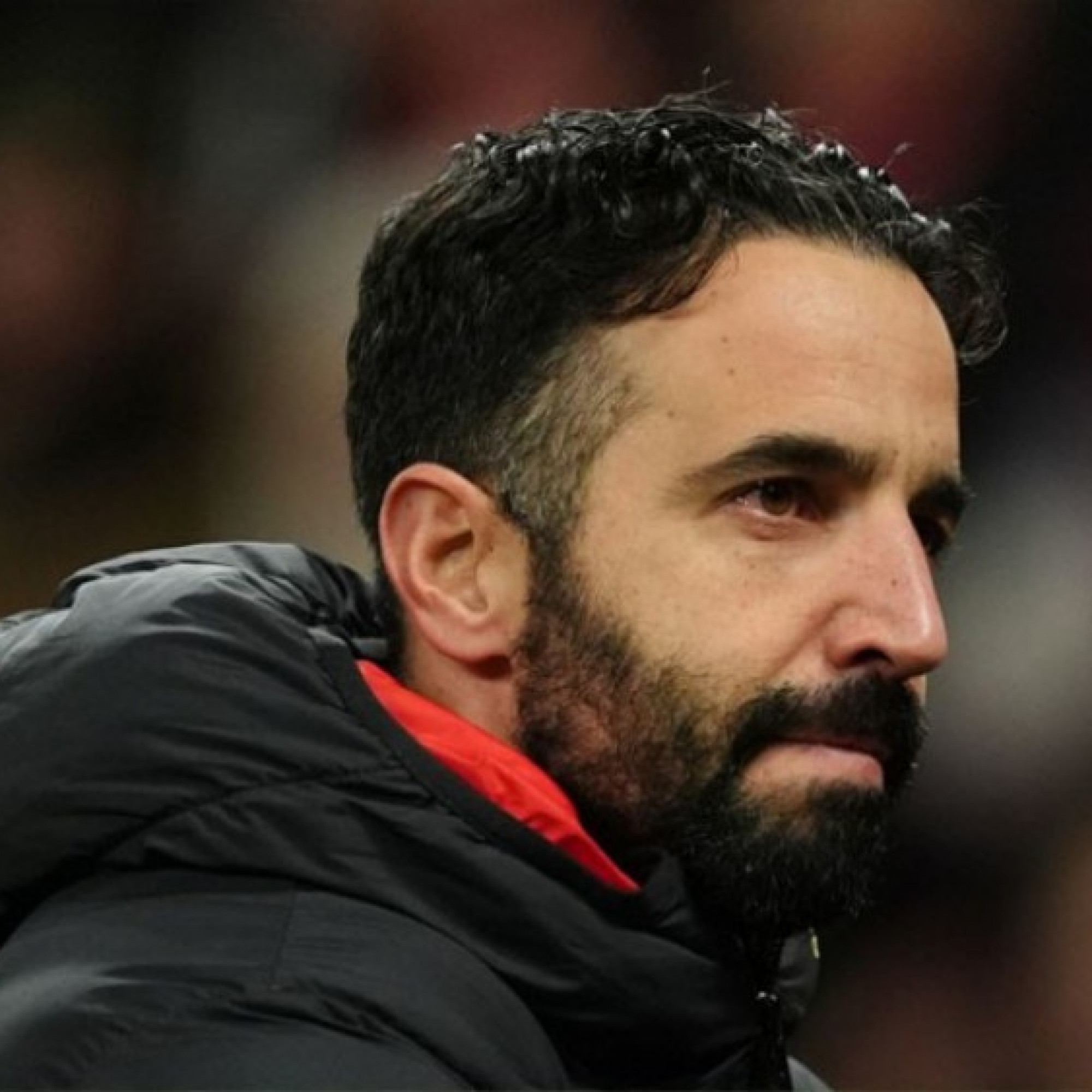  - Amorim thừa nhận MU đổi sơ đồ 3 trung vệ, nói Fernandes muốn tranh ghế HLV