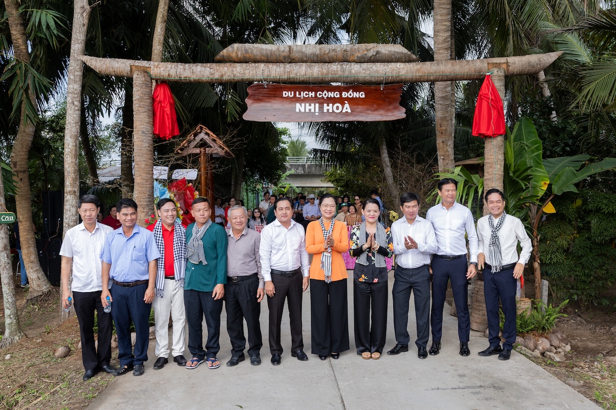 nhi hoa mo cua lang que, don du khach bang nhip song ban dia - 5