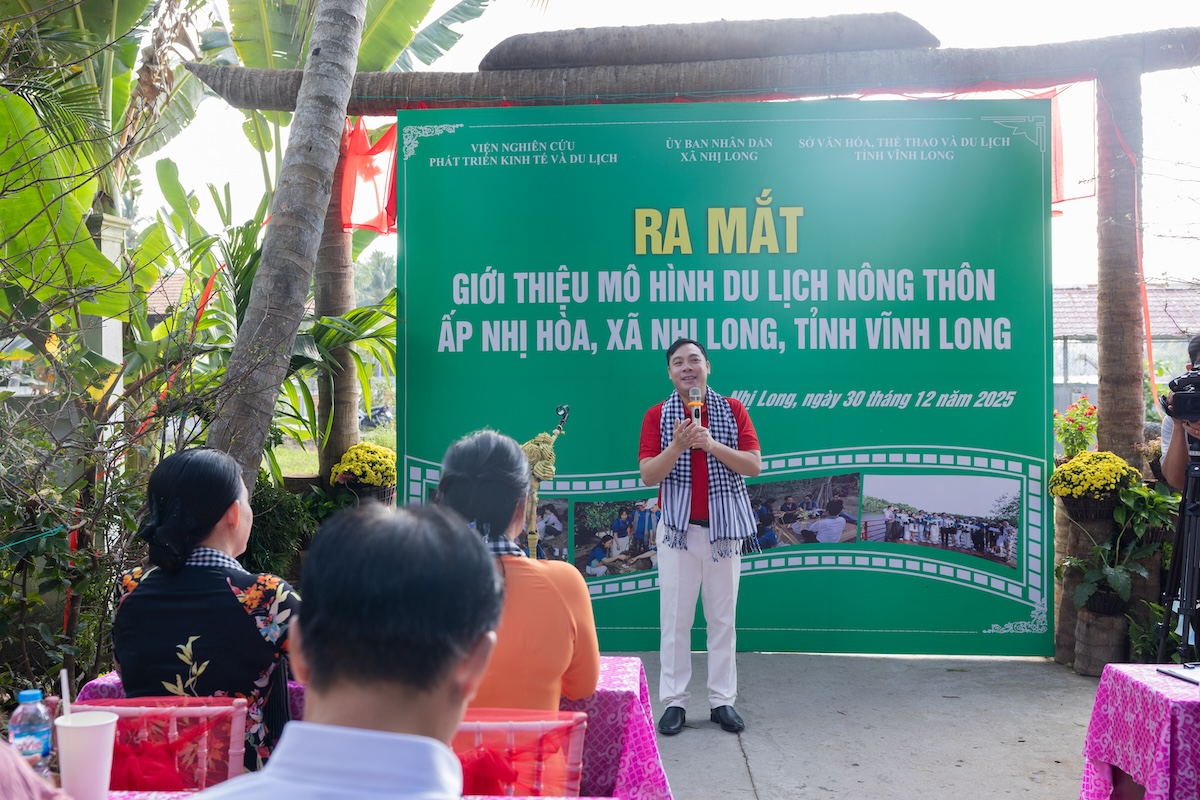 nhi hoa mo cua lang que, don du khach bang nhip song ban dia - 1