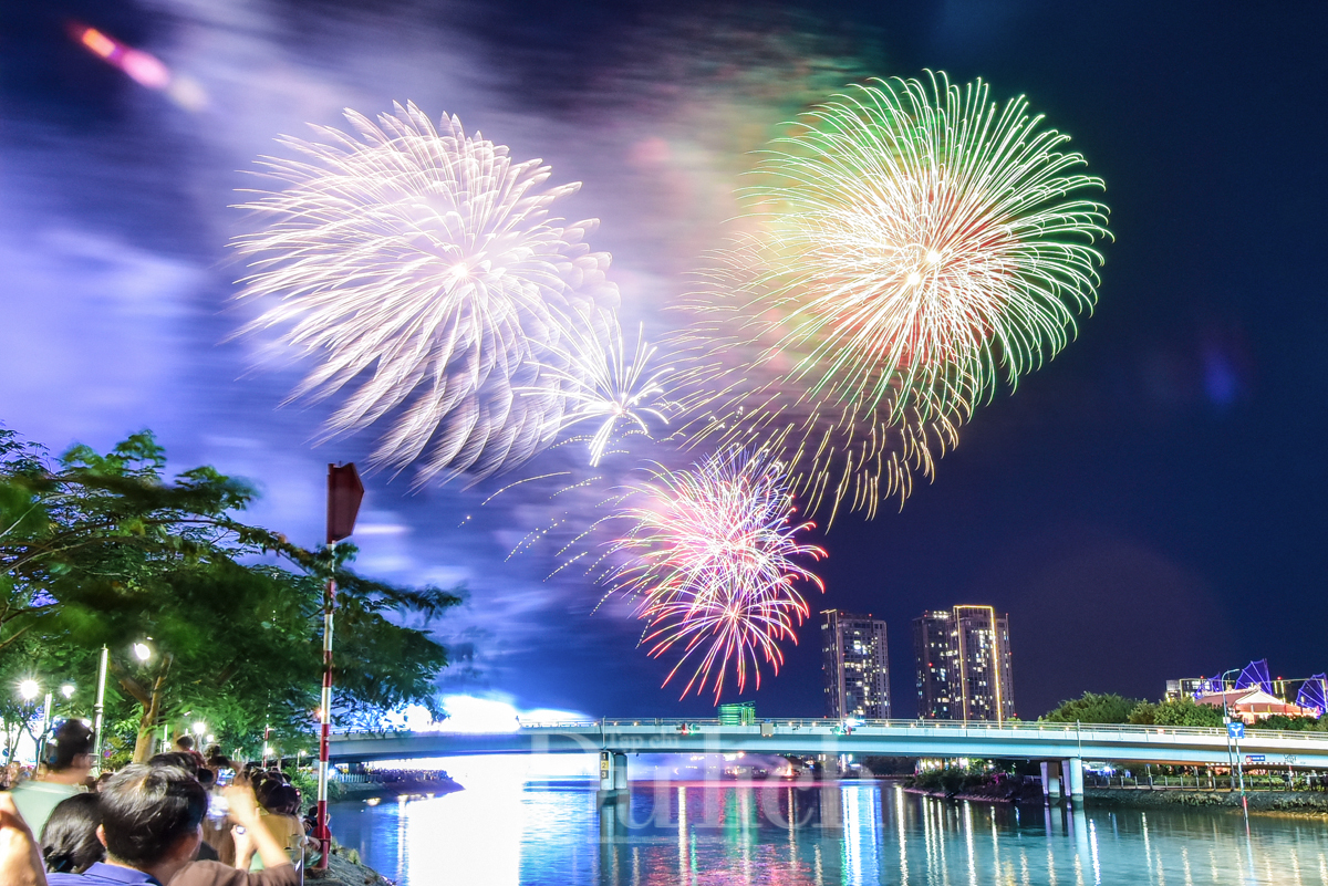 Điều tiết giao thông hơn 20 tuyến đường phục vụ dạ tiệc pháo hoa chào năm mới - 6