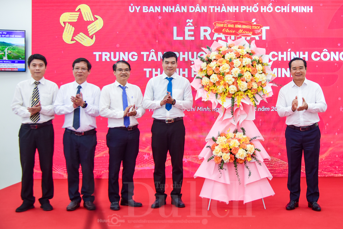 Chủ tịch UBND TP trải nghiệm Metro dự khánh thành Trung tâm hành chính công - 7