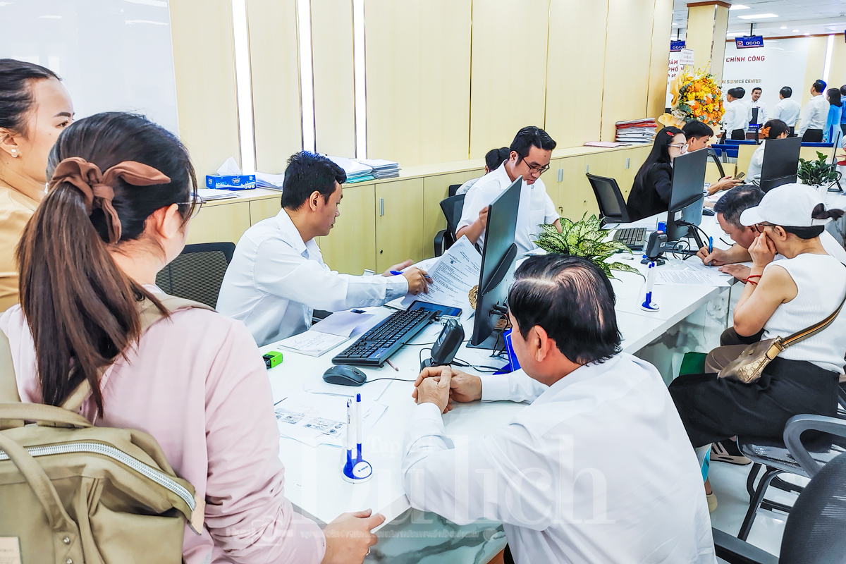 Chủ tịch UBND TP trải nghiệm Metro dự khánh thành Trung tâm hành chính công - 10