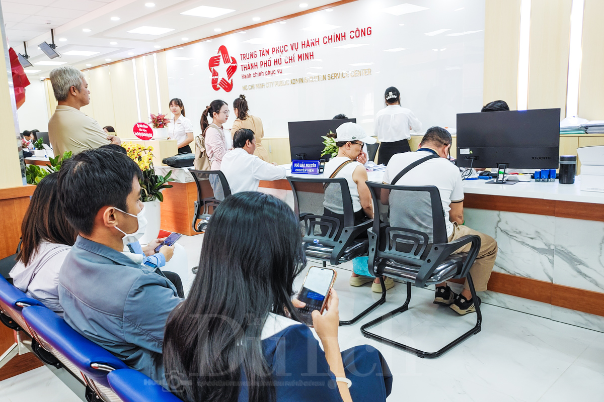 Chủ tịch UBND TP trải nghiệm Metro dự khánh thành Trung tâm hành chính công - 9