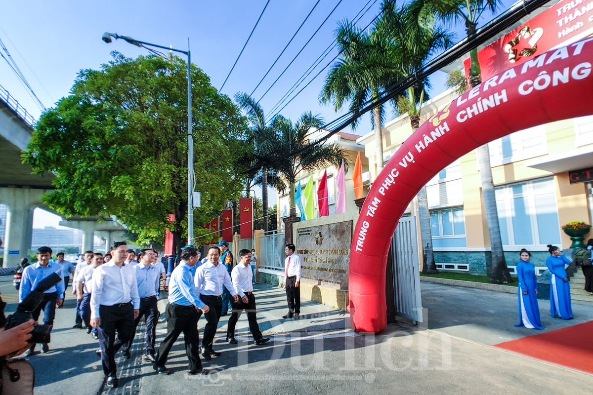 Chủ tịch UBND TP trải nghiệm Metro dự khánh thành Trung tâm hành chính công - 5