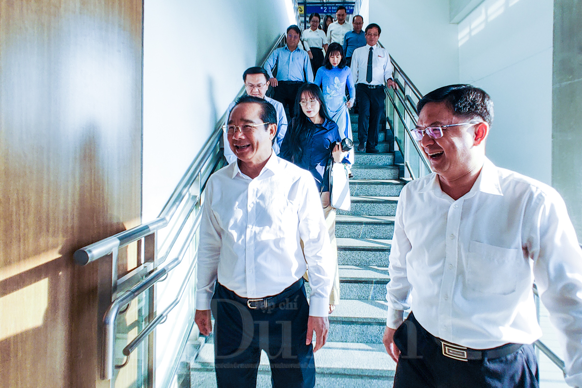 Chủ tịch UBND TP trải nghiệm Metro dự khánh thành Trung tâm hành chính công - 3