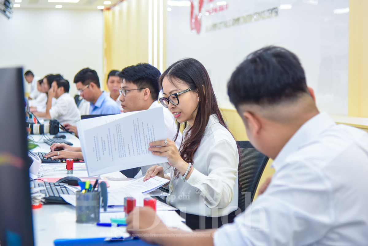 Chủ tịch UBND TP trải nghiệm Metro dự khánh thành Trung tâm hành chính công - 11