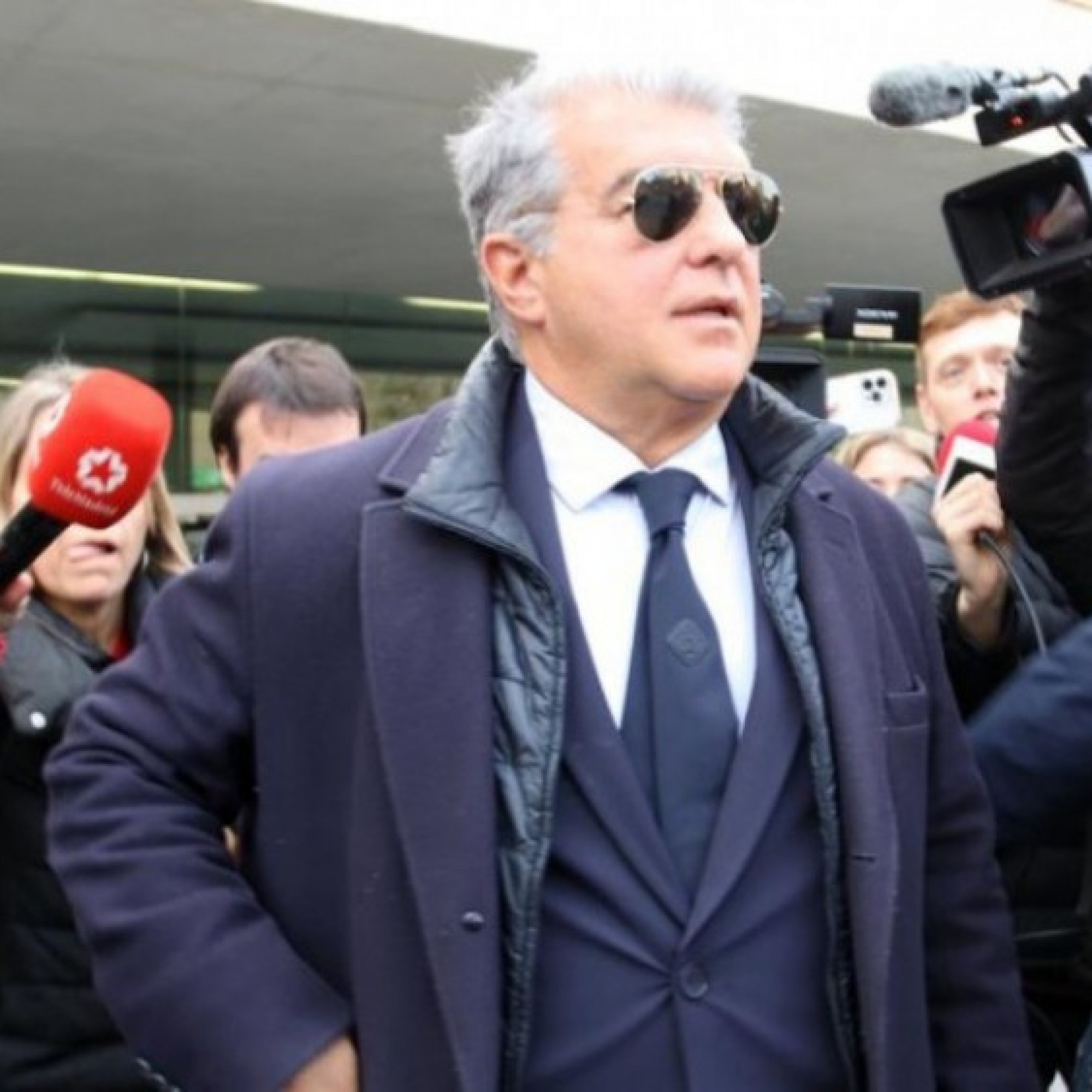  - Barcelona lo sốt vó khi năm mới cận kề: Chủ tịch Laporta bị truy tố vì tội lừa đảo