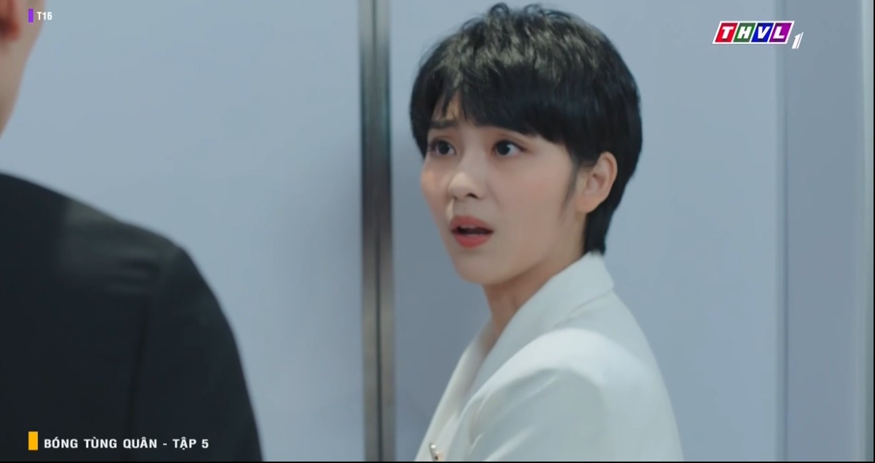 Phim Bóng tùng quân: Hồng Tinh Tinh tóm gọn kẻ khả nghi trong vụ nổ phòng thí nghiệm Nhuận Thế - 2