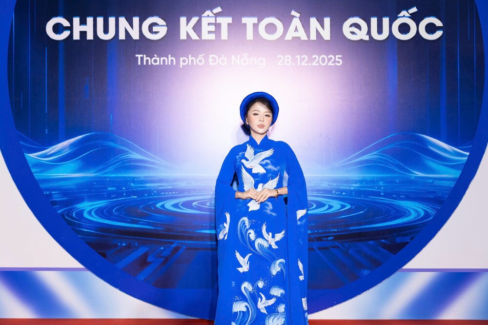 Hoa hậu Annie Nguyễn đằm thắm với áo dài trên thảm đỏ - 1