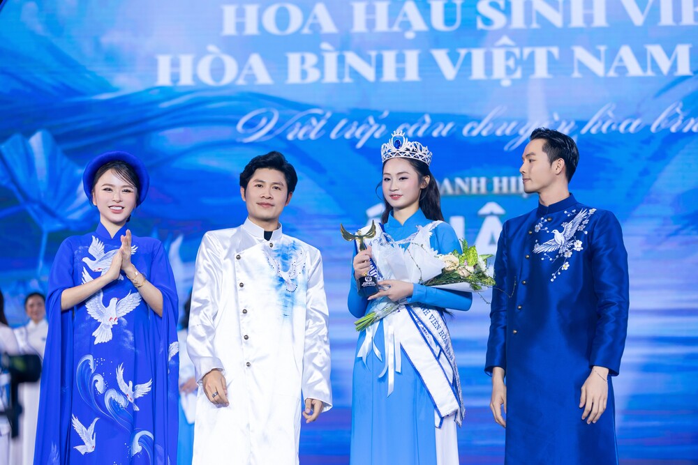 Hoa hậu Annie Nguyễn đằm thắm với áo dài trên thảm đỏ - 2