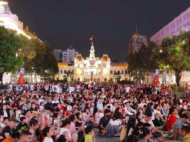 Rừng người cuồn cuộn đổ về khu vực trung tâm, xem pháo hoa rực rỡ đêm giao thừa