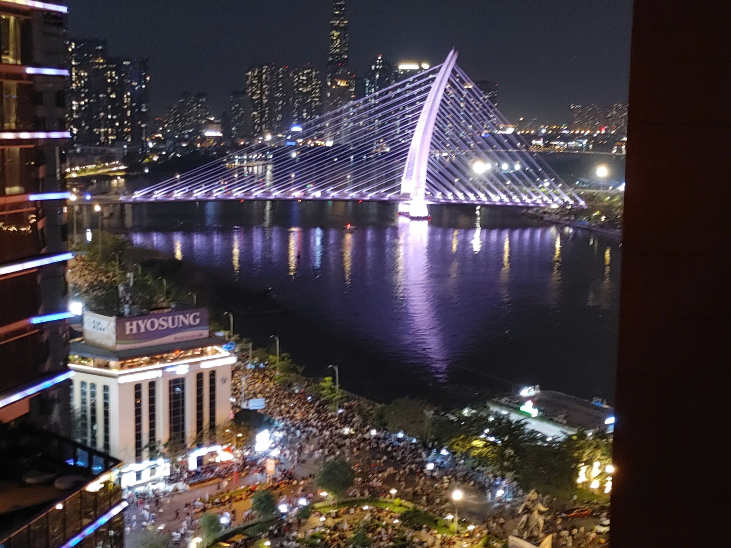 Rừng người cuồn cuộn đổ về khu vực trung tâm, xem pháo hoa rực rỡ đêm giao thừa - 2