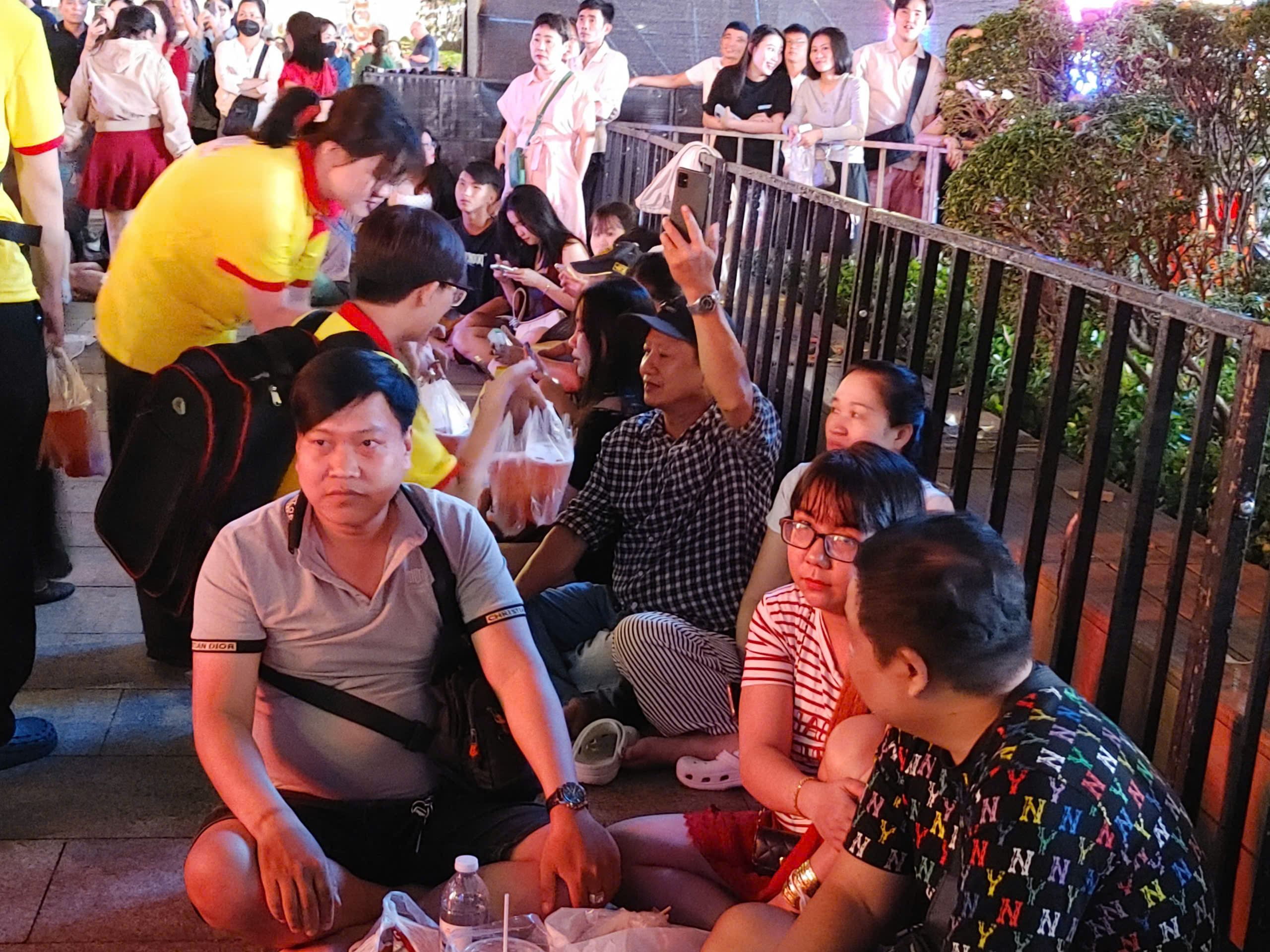 Rừng người cuồn cuộn đổ về khu vực trung tâm, xem pháo hoa rực rỡ đêm giao thừa - 3