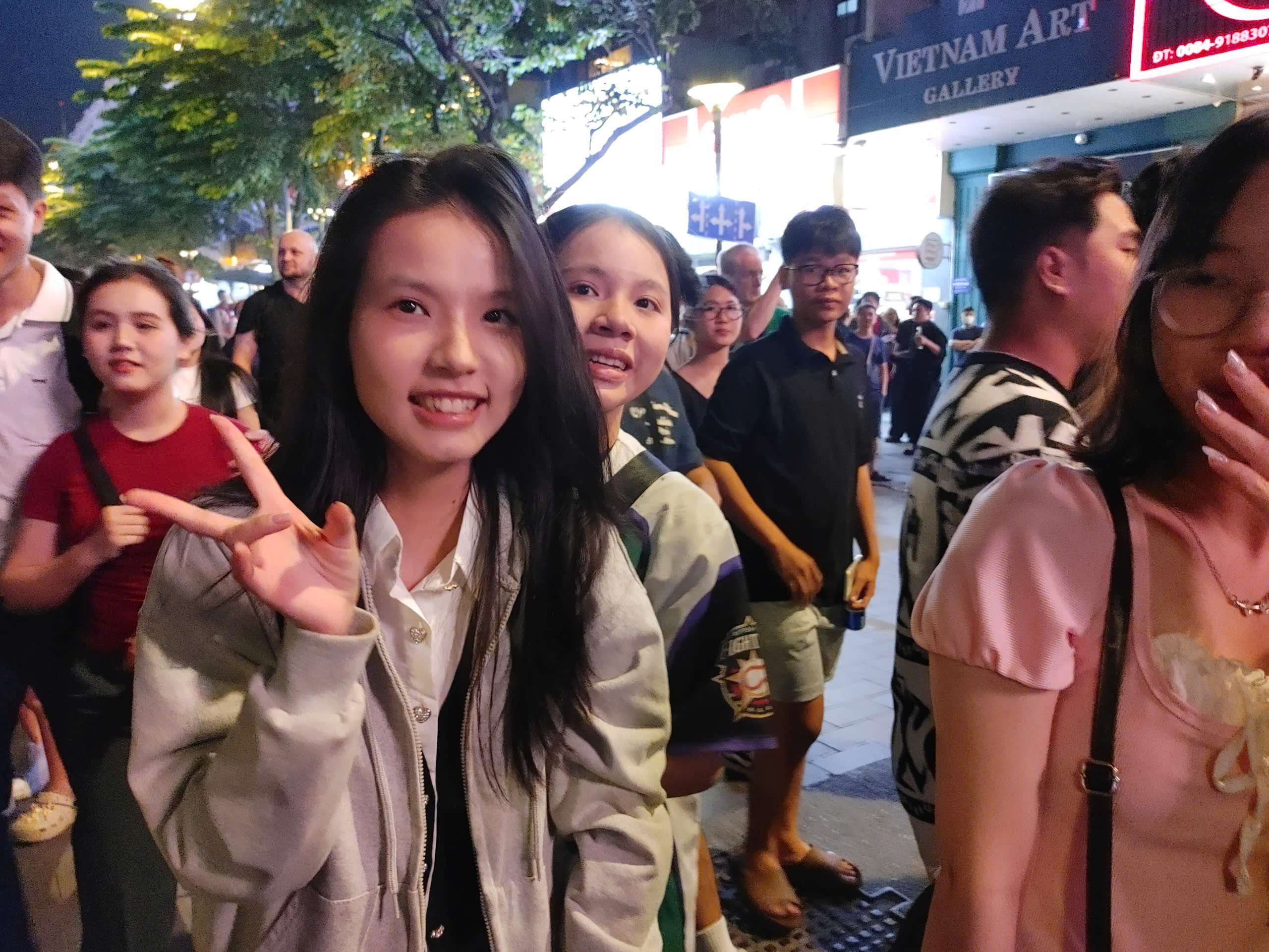 Rừng người cuồn cuộn đổ về khu vực trung tâm, xem pháo hoa rực rỡ đêm giao thừa - 4