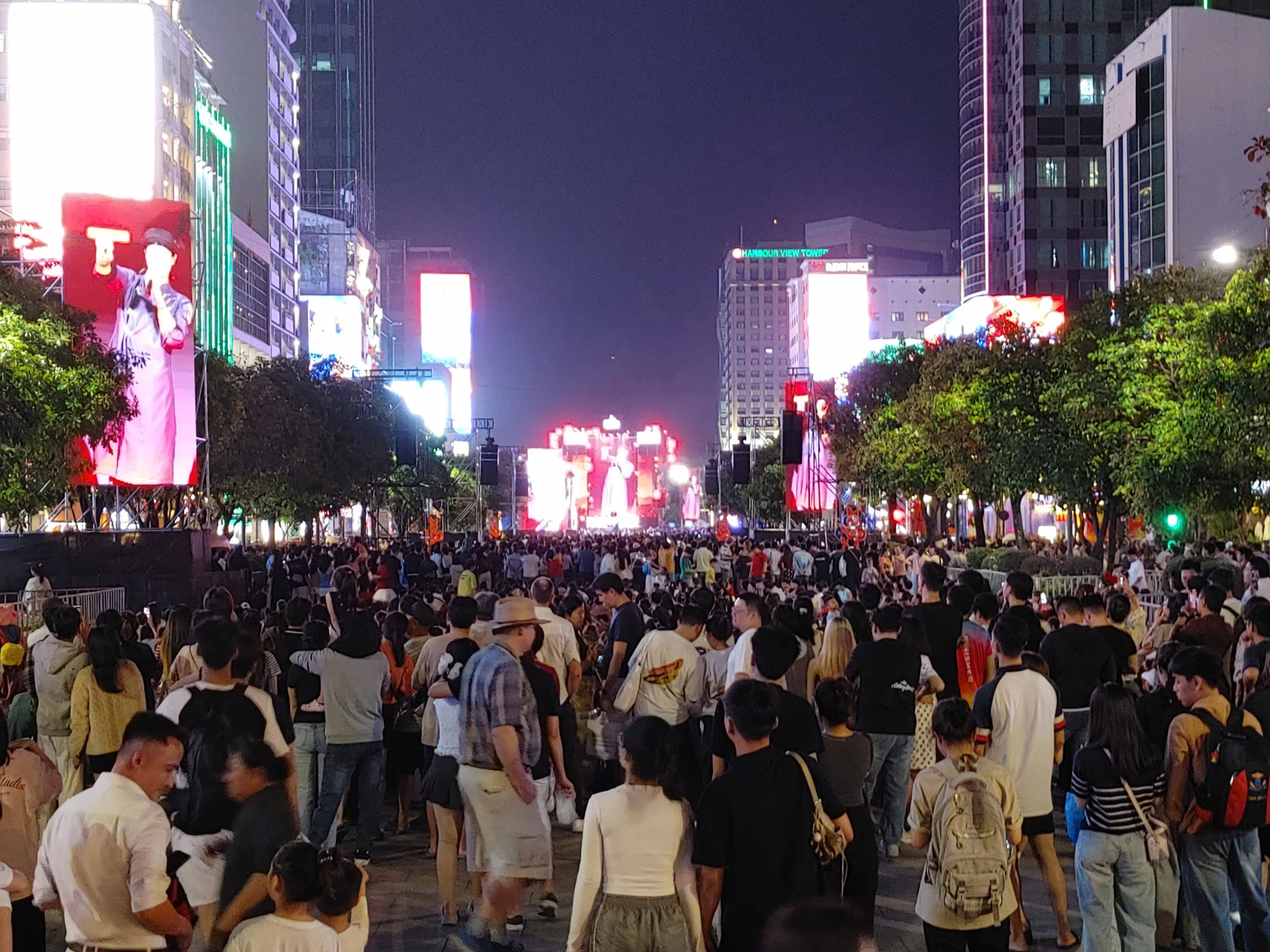 Rừng người cuồn cuộn đổ về khu vực trung tâm, xem pháo hoa rực rỡ đêm giao thừa - 6