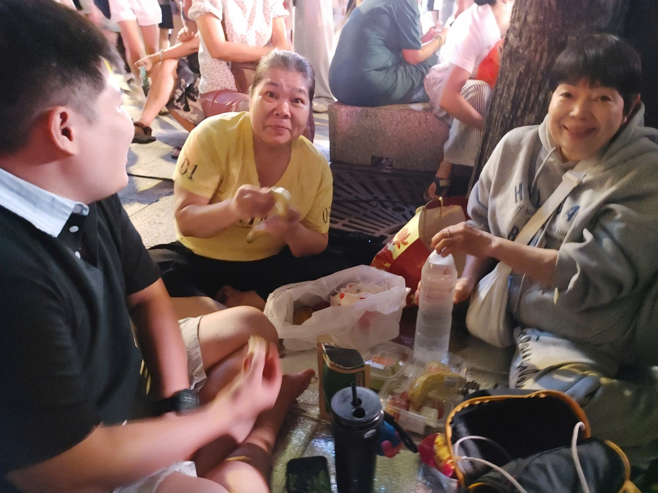 Rừng người cuồn cuộn đổ về khu vực trung tâm, xem pháo hoa rực rỡ đêm giao thừa - 7