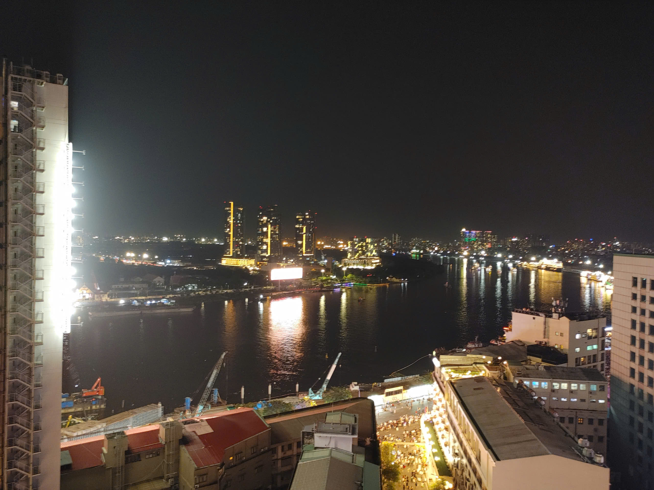 Rừng người cuồn cuộn đổ về khu vực trung tâm, xem pháo hoa rực rỡ đêm giao thừa - 13