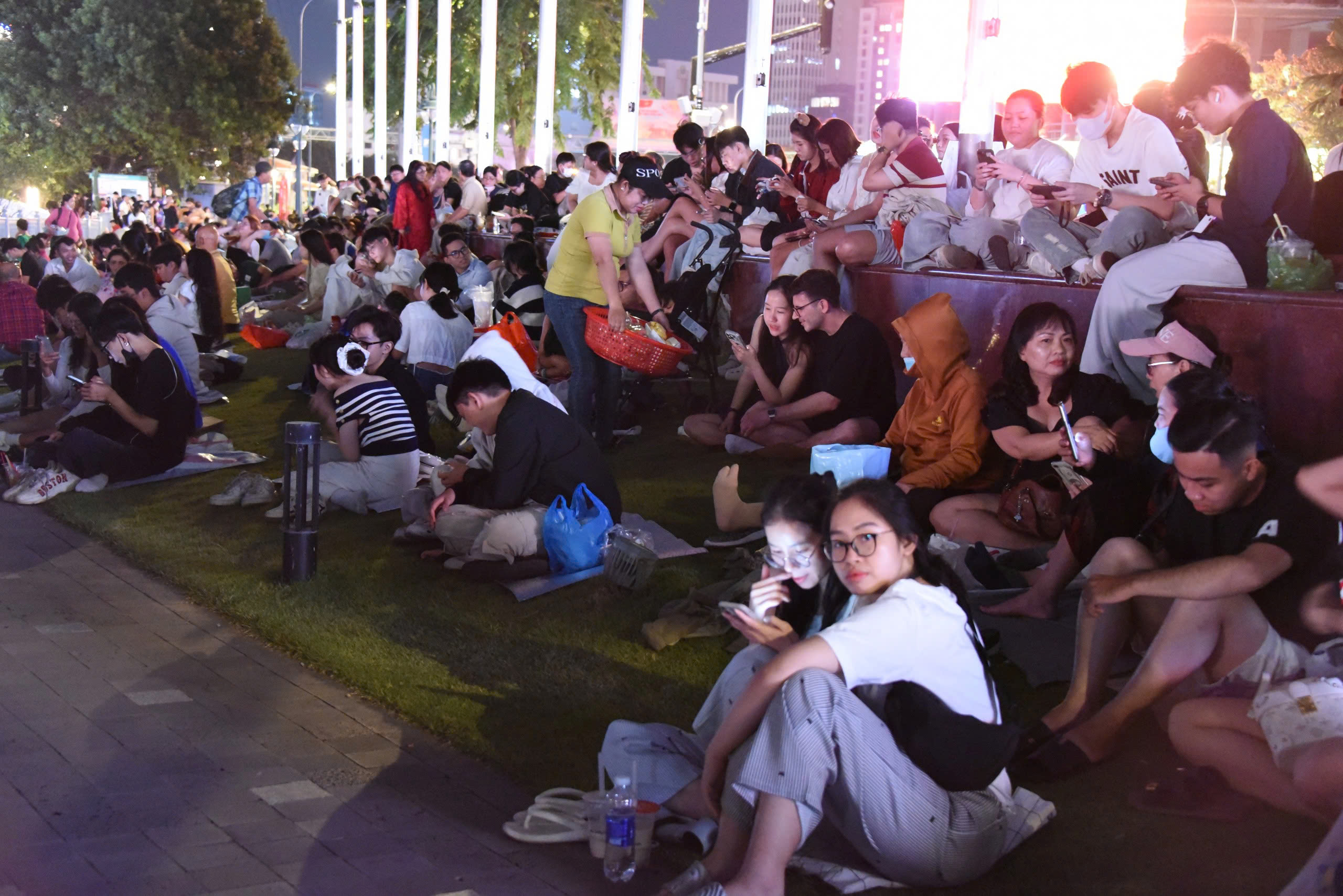 Rừng người cuồn cuộn đổ về khu vực trung tâm, xem pháo hoa rực rỡ đêm giao thừa - 8